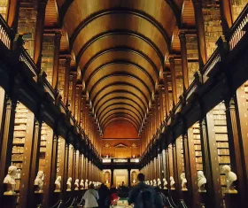 Trinity College Library e The Book of Kells