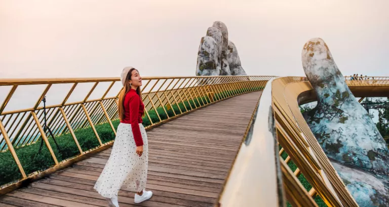 Donna Di Viaggio Al Golden Bridge In Ba Na Hills Danang Vietnam