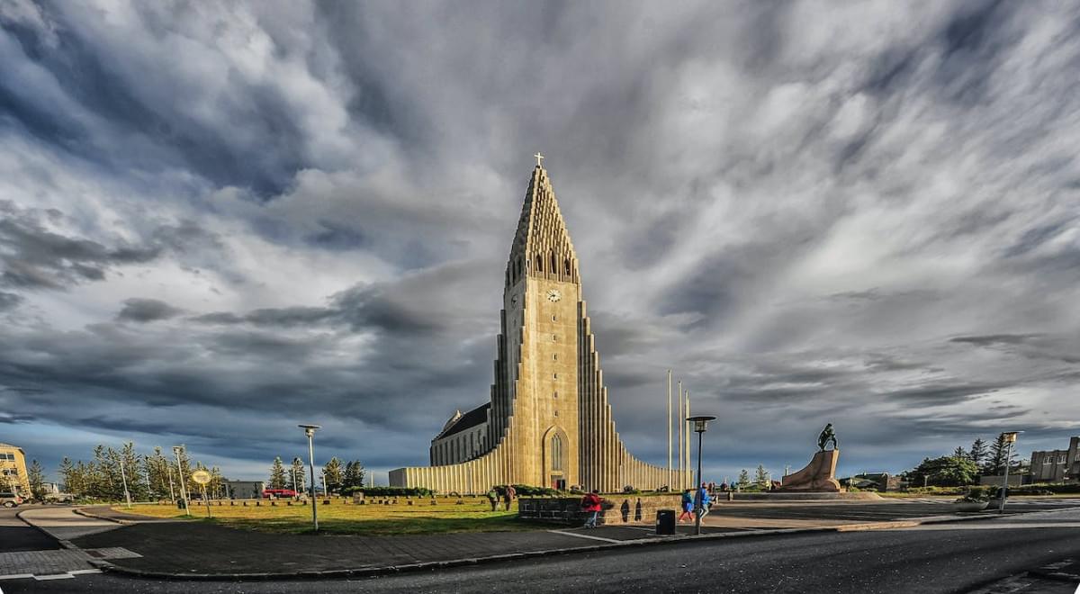 a hallgrimskirkja church under the cloudy sky