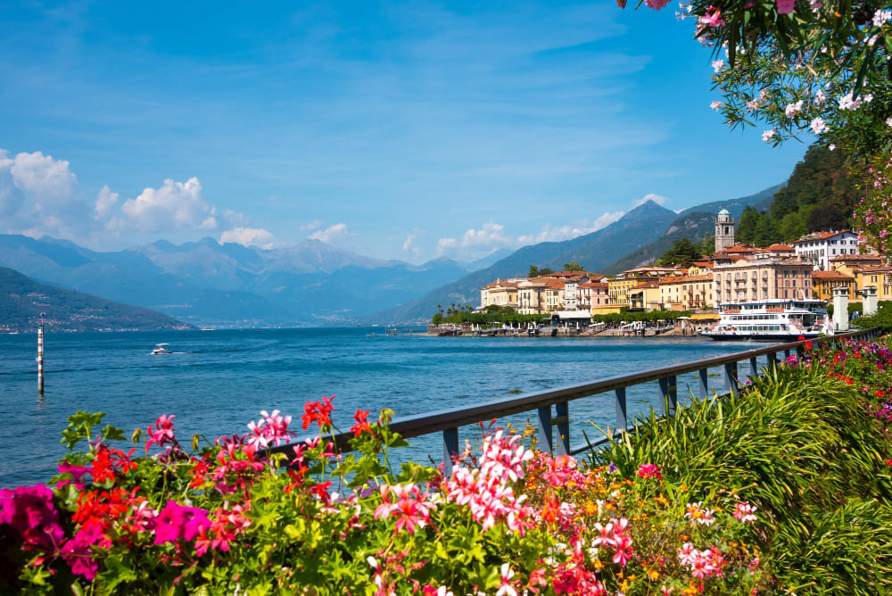 bella vista sulla citta di bellagio sul lago di como italia in estate famosa destinazione turistica