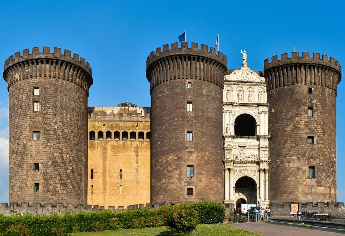 castel nuovo napoli italia storia 1