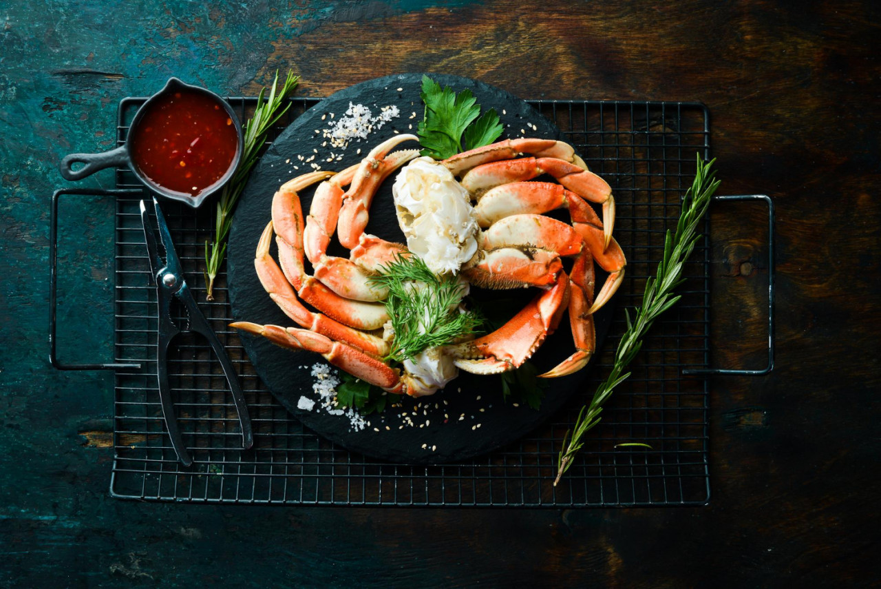 crab claws boiled claw claws black stone plate rustic style seafood delicacies