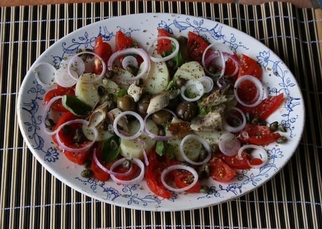 insalata pantesca con capperi pomodori e cipolla