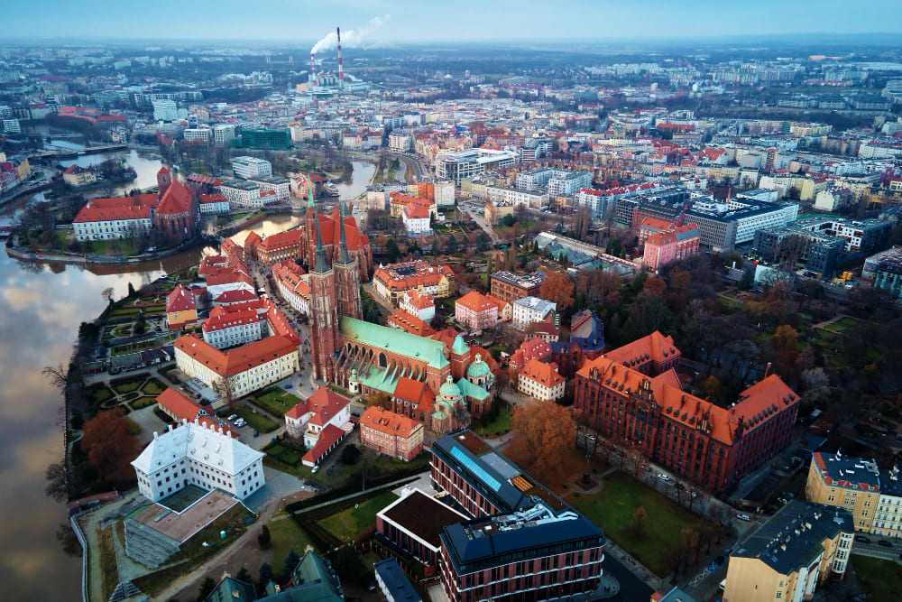 isola di tumski e cattedrale di san giovanni battista a breslavia veduta aerea della citta vecchia con la storica