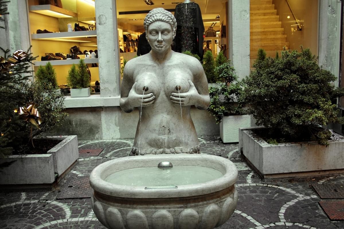 italia trevisio fontana statua 2