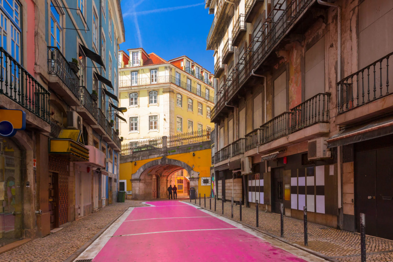 la famosa strada rosa di lisbona in portogallo 1