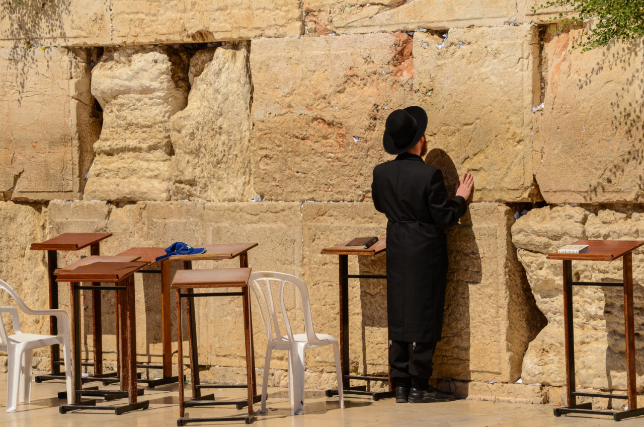 orthodox jewish man praying western wall jerusalem israel