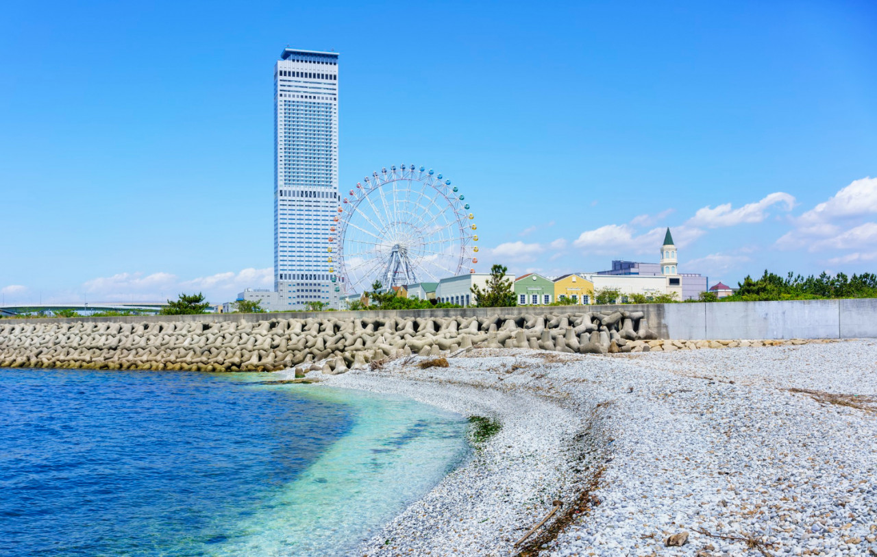 osaka japan may 10 2018 artificial white marble beach along shoreline rinku town viewing rinku gate tower building ferris wheel
