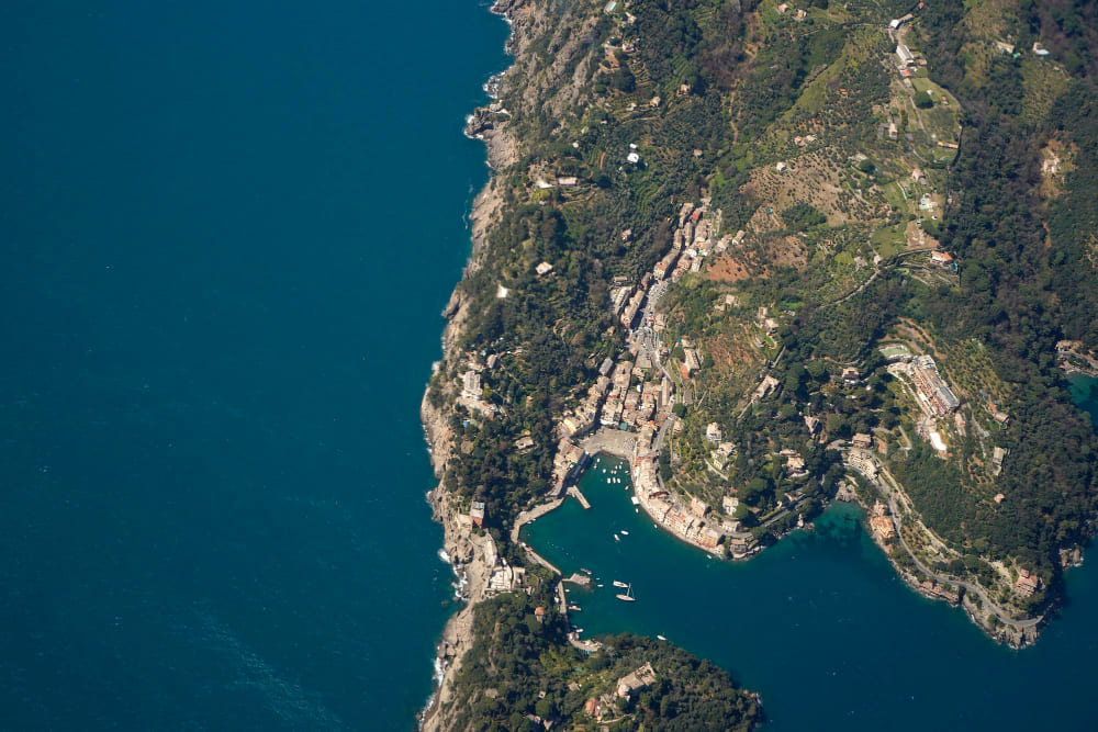 parco naturale di portofino liguria italia vista aerea dall aereo prima dello sbarco a genova