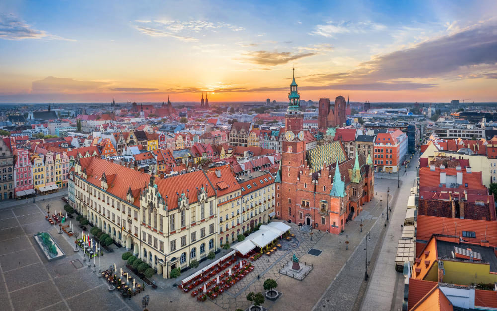 piazza rynek con municipio gotico a wroclaw in polonia
