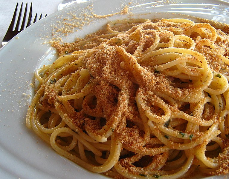 spaghetti con la mollica di pane tostata