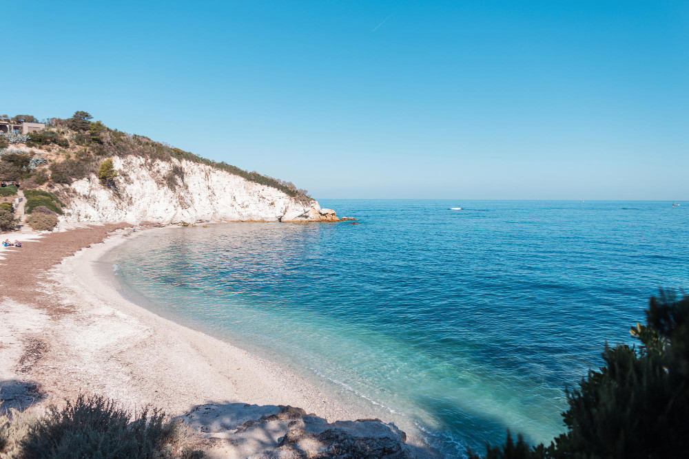 splendida spiaggia della padulella in riva al mare all elba portoferraio splendida vista sulla natura vacanze estive e riposo in europa italia paesaggio marino paradisiaco blu con acqua limpida e rocce