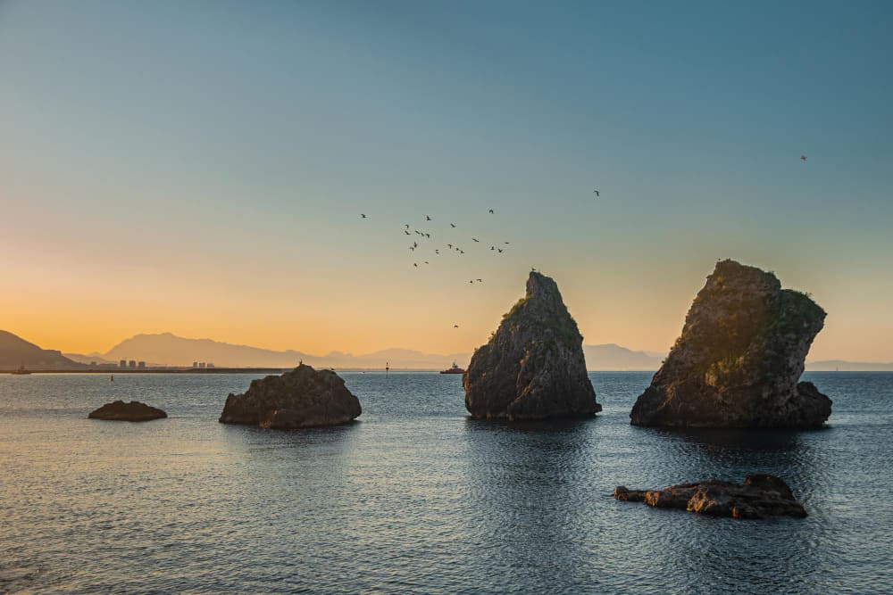 sud italia pittoresche scogliere intorno alle quali volano gli uccelli all alba vietri bella mattina presto estate viaggio attraverso la vecchia europa paesaggi pittoreschi costiera amalfitana mar tirreno