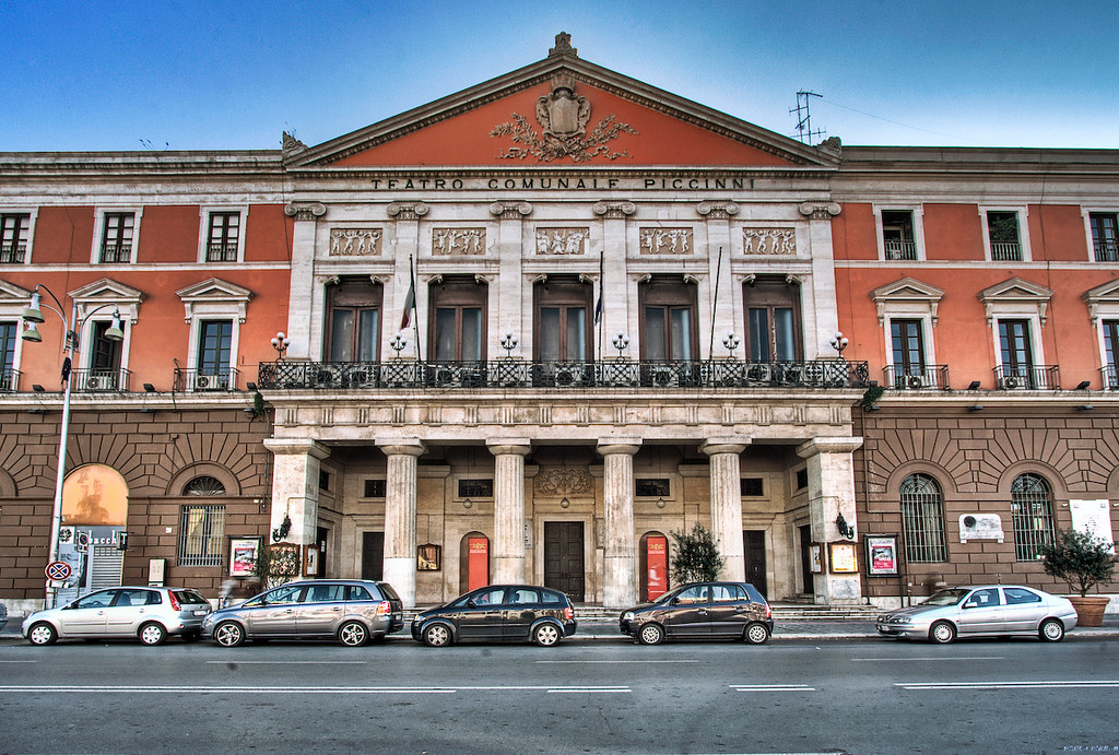 teatro piccinni bari italia