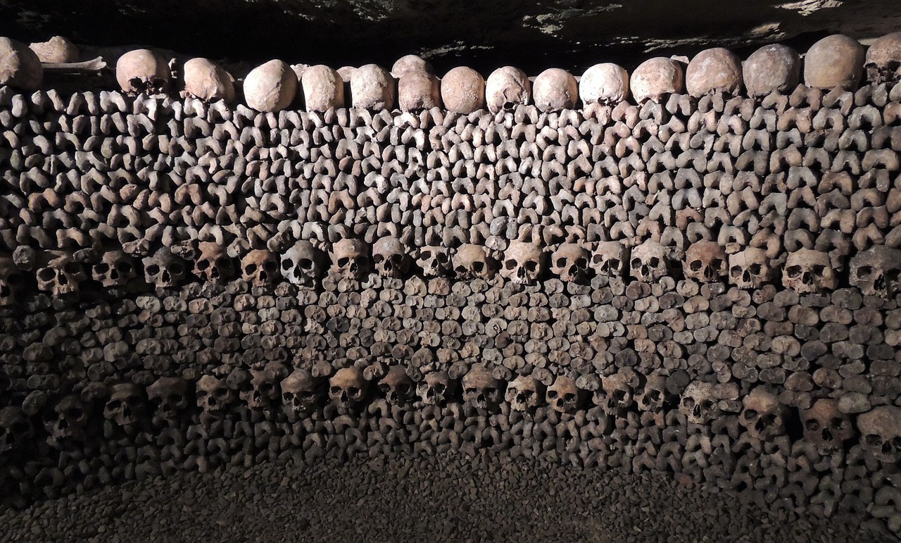 teschi catacombe parigi morte ossa