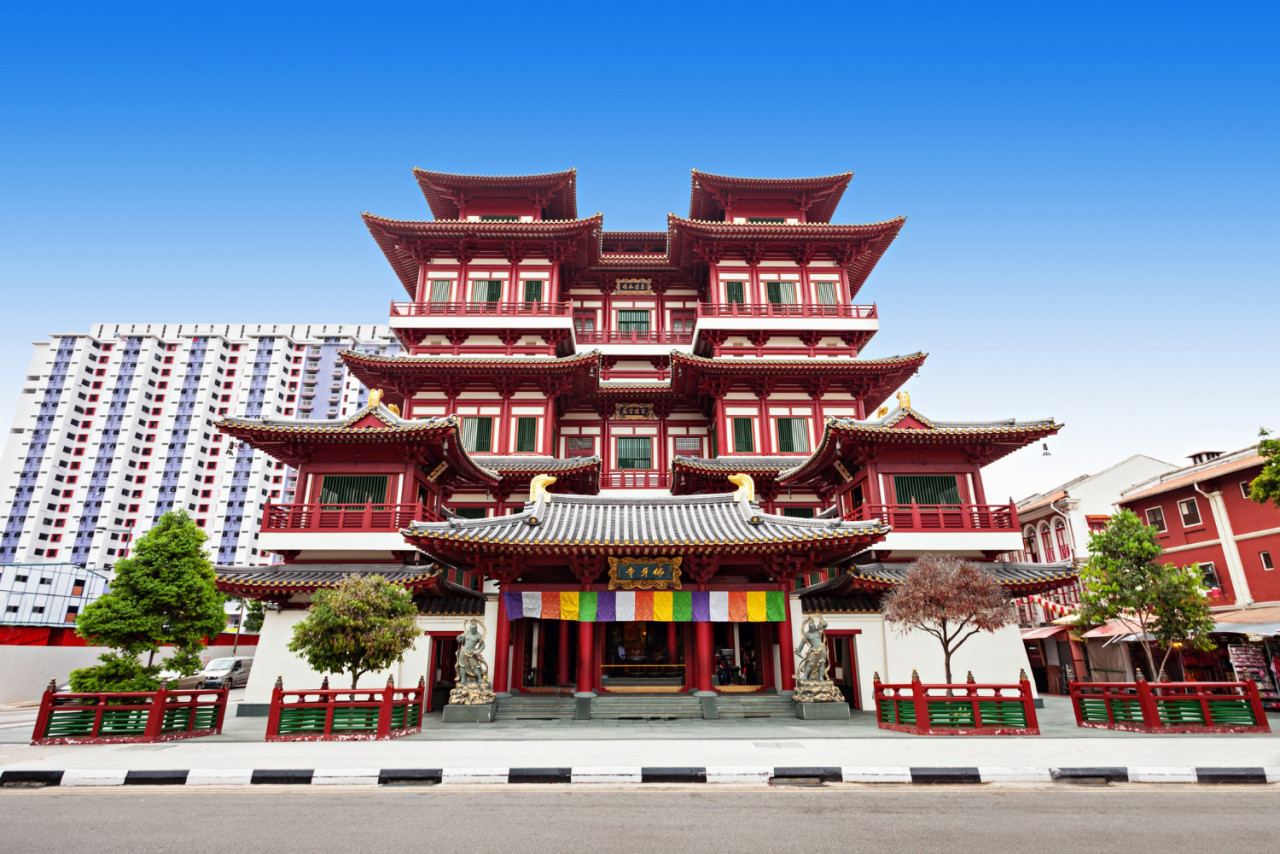 the buddha tooth relic temple is a buddhist temple located in the chinatown district of singapore