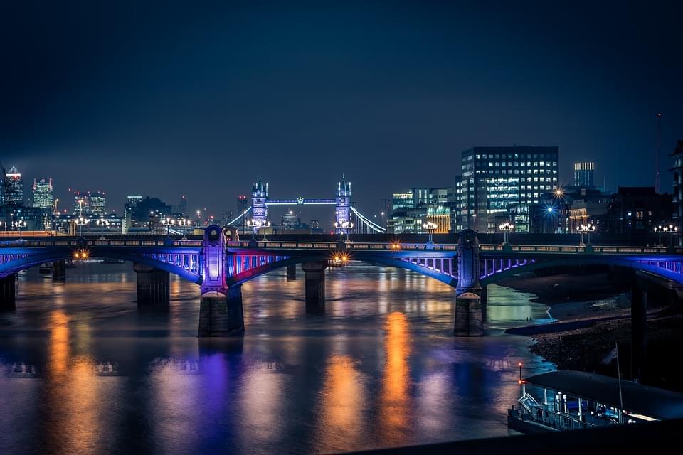 una straordinaria visuale del ponte di notte