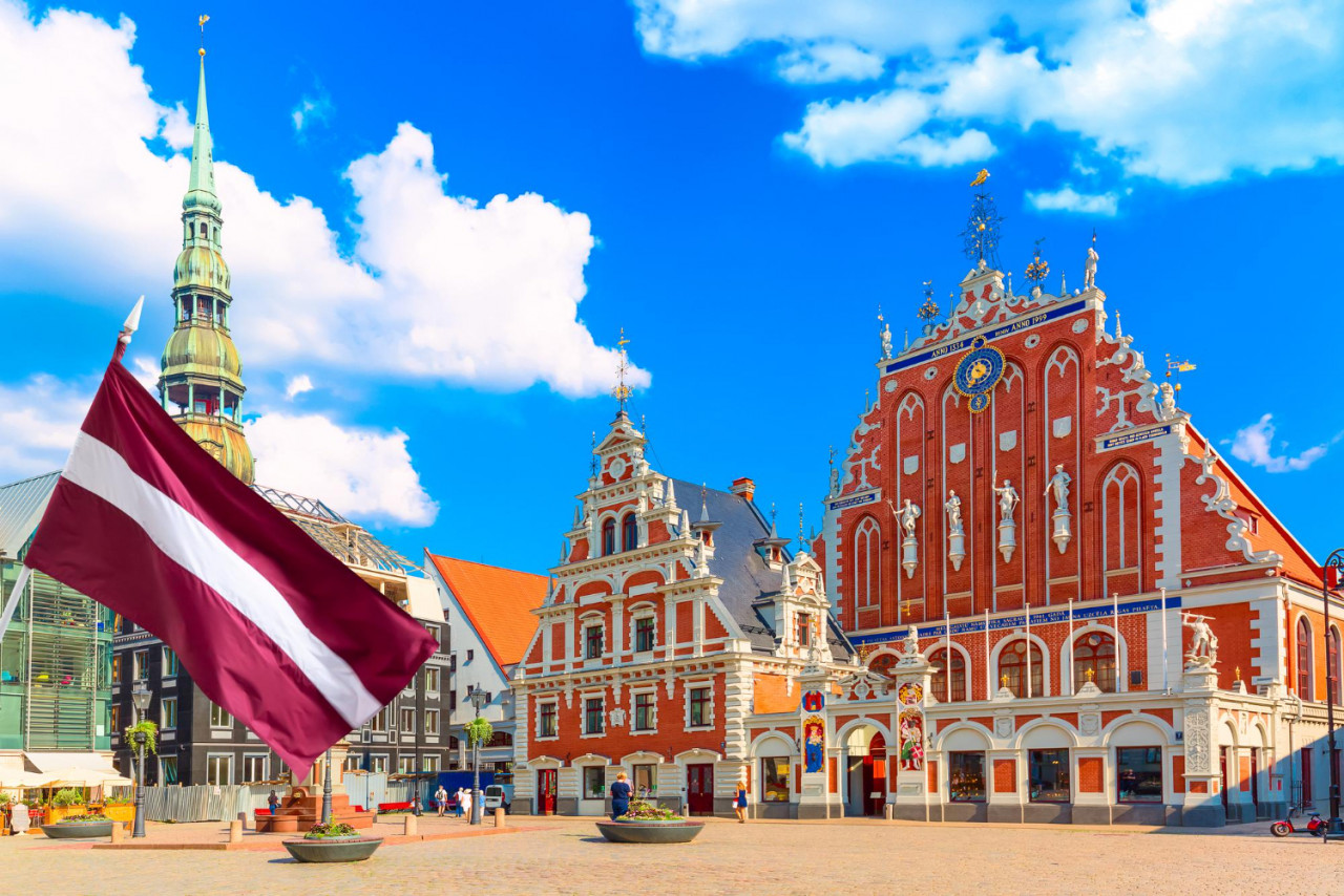 view old town ratslaukums square roland statue blackheads house st peters cathedral against blue sky riga latvia summer sunny day