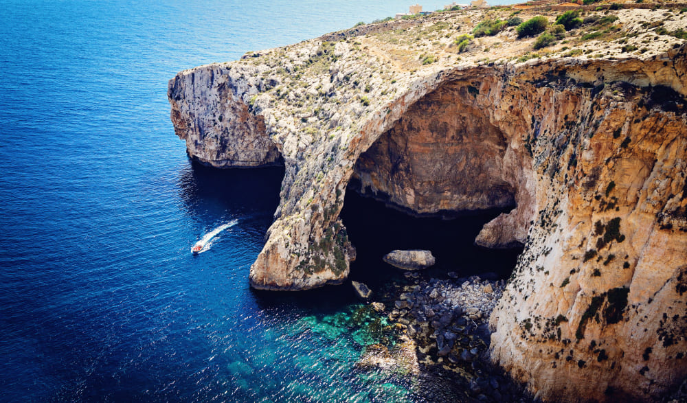 vista dall alto della grotta azzurra a malta