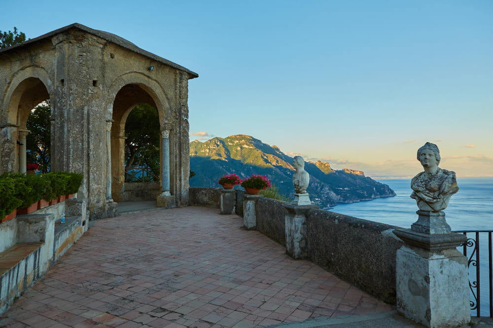 vista panoramica da cartolina della famosa costiera amalfitana con il golfo di salerno dai giardini di villa cimbrone a ravello napoli italia