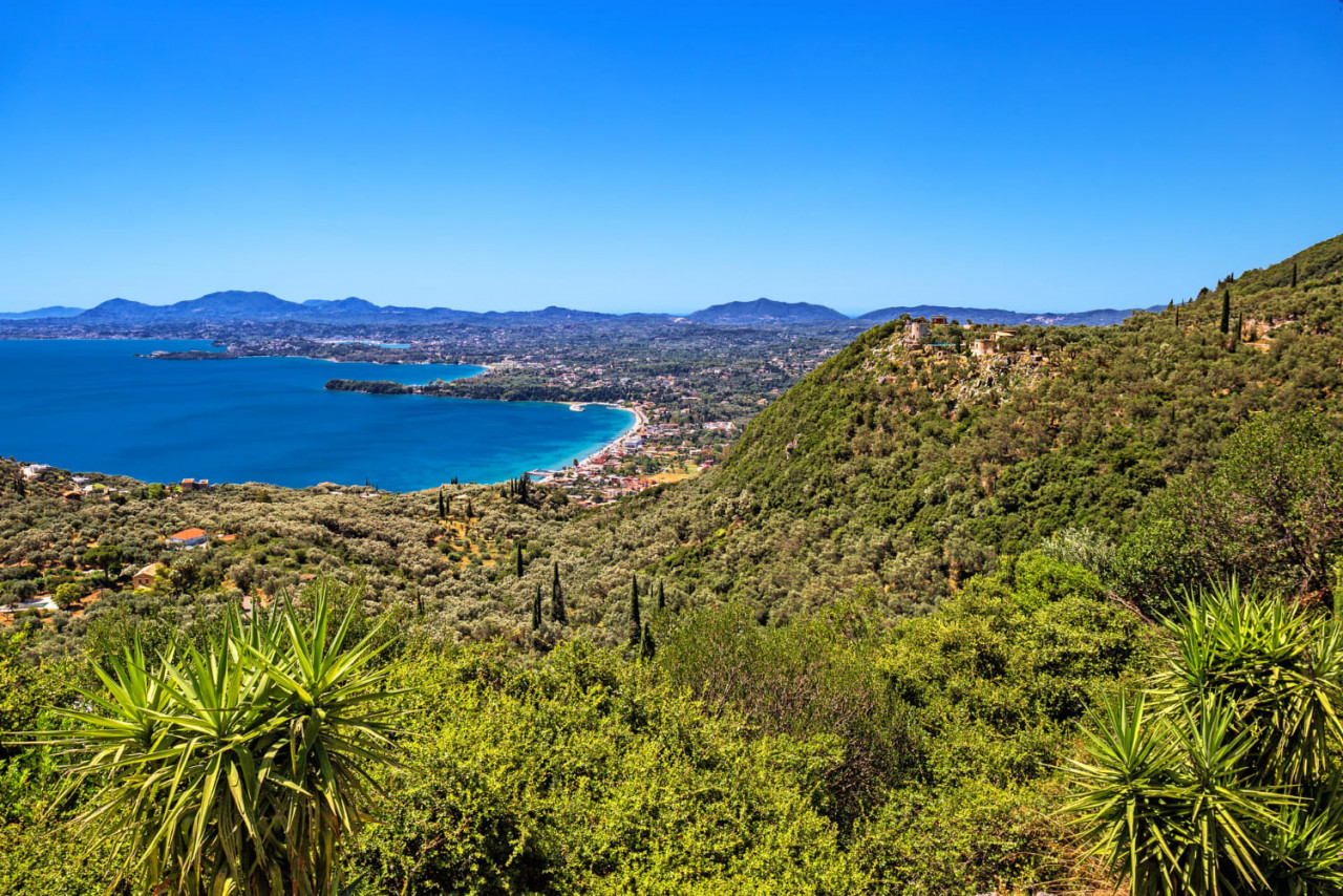vista panoramica della costa orientale di corfu nella zona della spiaggia di ipsos dal villaggio di spartilas in grecia