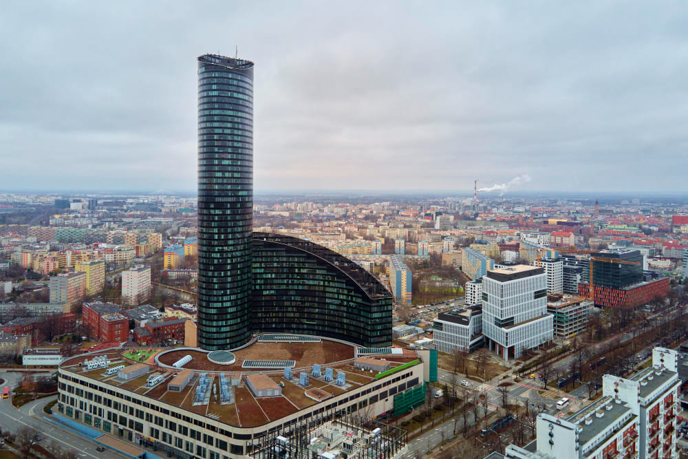volo del drone sul paesaggio urbano di wroclaw con veduta aerea del grattacielo sky tower della moderna citta europea in
