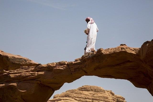 wadi rum giordania deserto sabbia uomo
