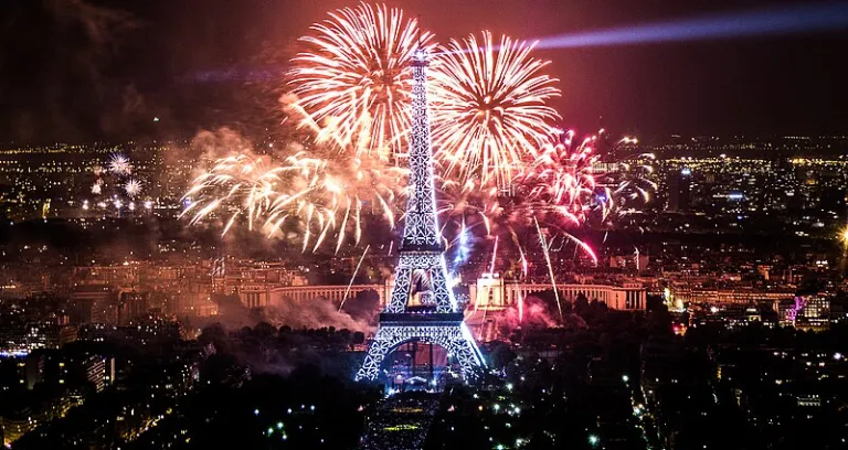 capodanno torre eiffel fuochi artificio