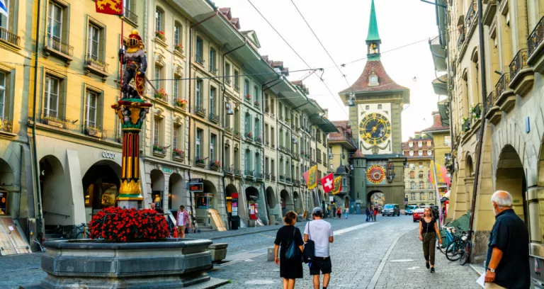 Bern Switzerland 23 Aug 2018 People Shopping Alley With Zytglogge Astronomical Clock Tower Bern Switzerland