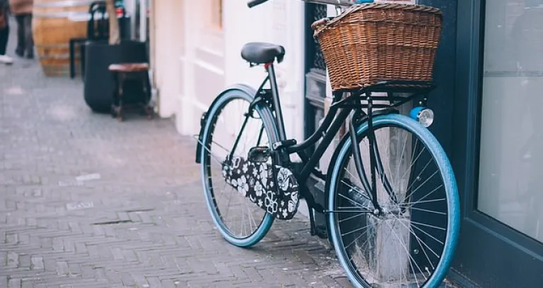 bicicletta bici parcheggiato