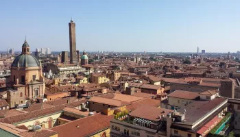 Vita notturna a Bologna: locali e quartieri della movida