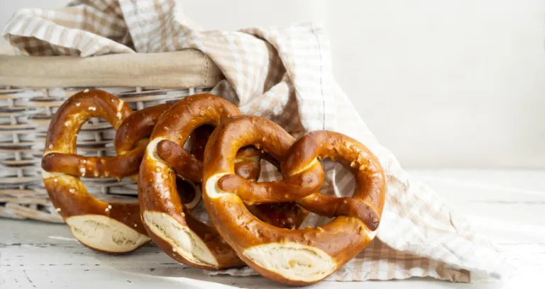 Brezels Pretzels Bread Basket With Napkin 1