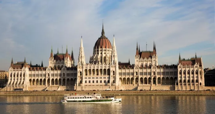 Budapest Ungheria Parlamento Fiume 1