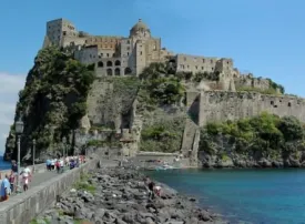 Ischia: come arrivare, cosa vedere e le spiagge più belle