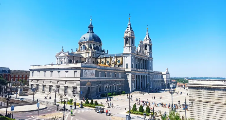 Catedral De La Almudena En Madrid 1