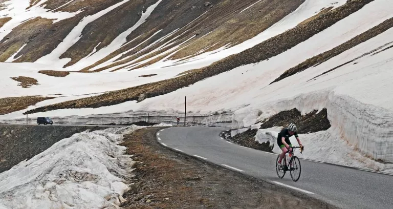 Col De La Bonette Giugno Ciclisti