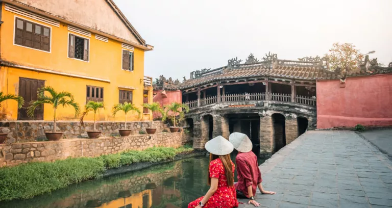 Coppia Di Viaggio Con Ponte Coperto Giapponese A Hoi An Vietnam