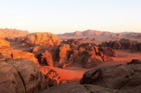 Deserto Wadi Rum, Giordania: dove si trova, come arrivare e cosa vedere