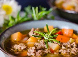 Cosa si mangia in Uzbekistan: piatti tipici, consigli e curiosità sulla cucina uzbeka