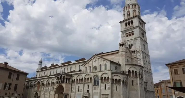 duomo di modena vista dalla piazza