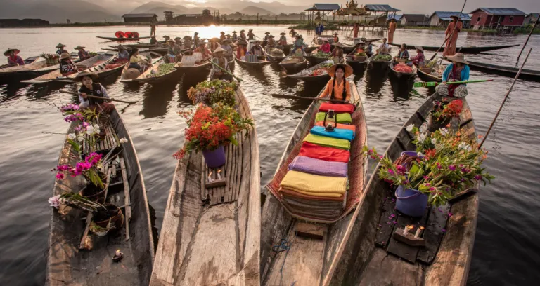 Floating Market Morning Inle Lake Shan State Myanmarxa 1