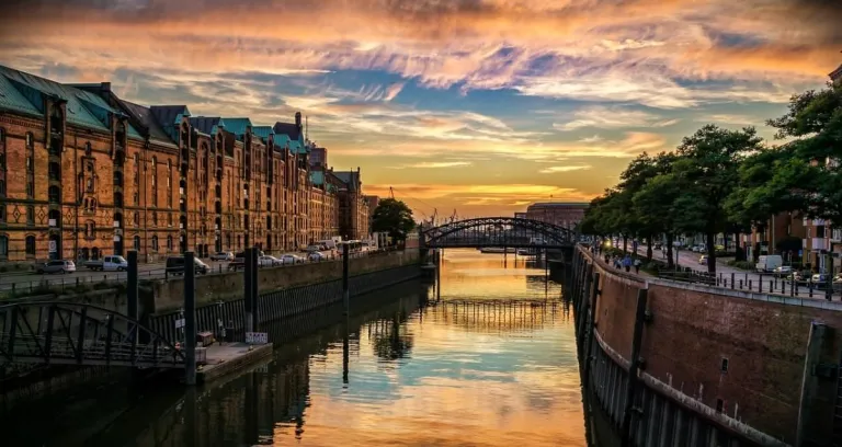 Hamburg Speicherstadt Canale Case