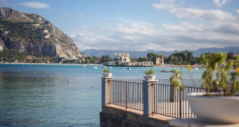 La Vita Per Le Strade Del Lungomare Di Mondello A Palermo In Sicilia