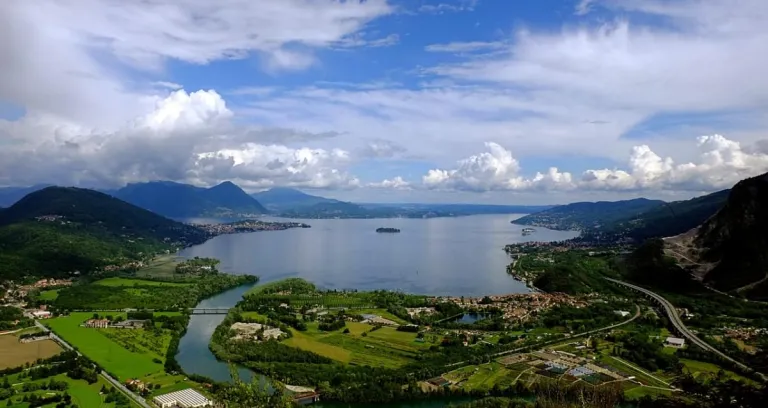 Lago Maggiore Italia Distant View