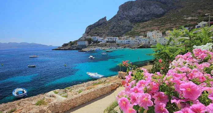 panoramica sul mare dell'isola di levanzo