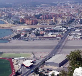 Aeroporto di Gibilterra: la pista incrocia la strada