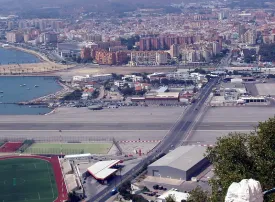 Aeroporto di Gibilterra: la pista incrocia la strada