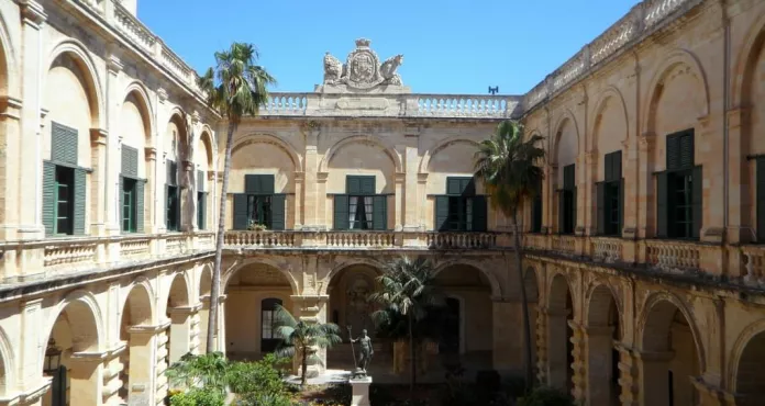 Palazzo Del Gran Maestro Cortile