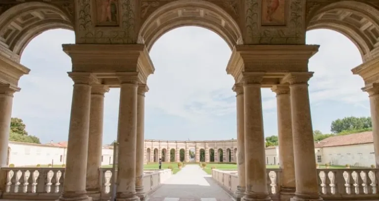 palazzo te veduta del giardino interno