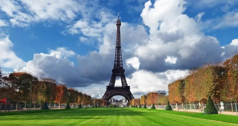 pariggi torre eiffel autunno